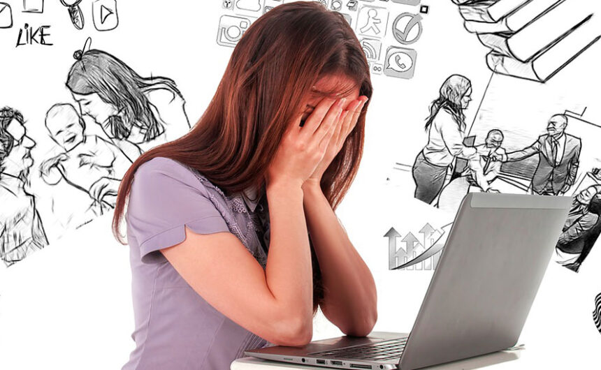 Verzweifelte Frau vor dem Bildschirm eines PCs
